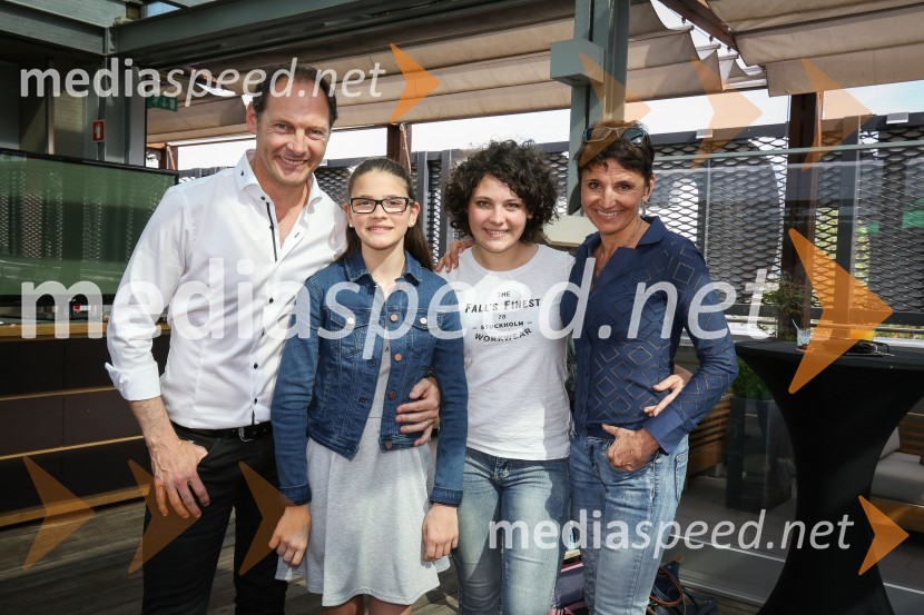  Jože Potrebuješ, skupina Čuki;  Eva Potrebuješ;  Petra Potrebuješ, miss grofične 2021;  Andreja PotrebuješPredstavitev novega člana skupine Čuki, Miha Novak