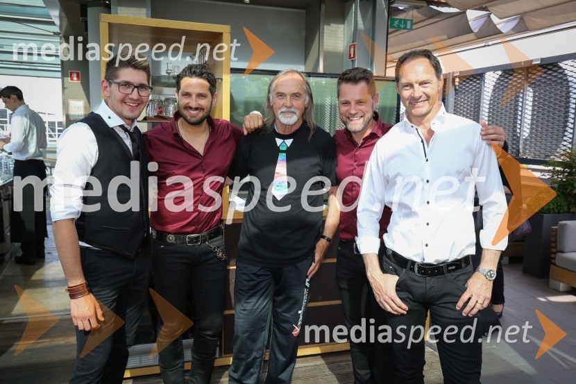  Miha Novak, skupina Čuki;  Jernej Tozon, pevec, skupina Čuki;  Dragan  Bulič, glasbeni urednik;  Matjaž Končan, skupina Čuki;  Jože Potrebuješ, skupina ČukiPredstavitev novega člana skupine Čuki, Miha Novak