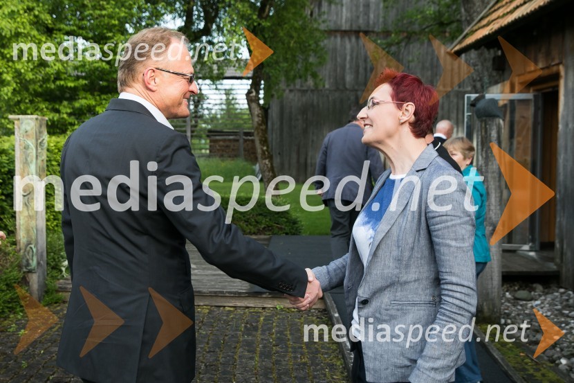  Janez  Škrabec, direktor Riko d.o.o., predsednik Slovensko-ruskega poslovnega sveta, častni konzul Belorusije;  Lucija Ćirović, stand up komičarkaMaruša Majer in Luka Cimprič, pogovor na Škrabčevi domačiji