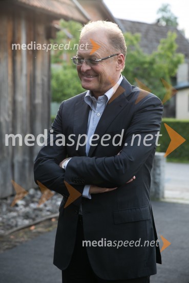  Janez  Škrabec, direktor Riko d.o.o., predsednik Slovensko-ruskega poslovnega sveta, častni konzul BelorusijeMaruša Majer in Luka Cimprič, pogovor na Škrabčevi domačiji