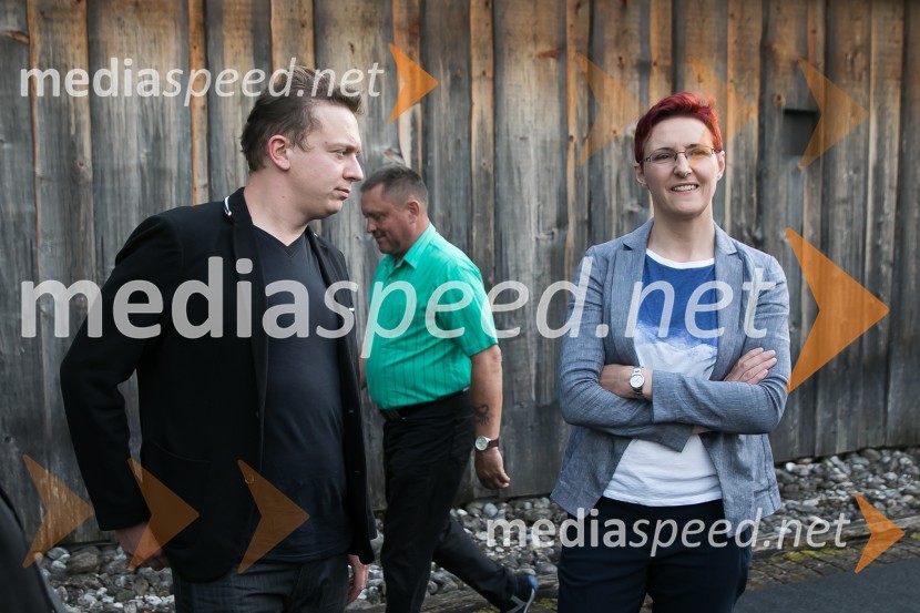  Luka Cimprič, igralec;  Lucija Ćirović, stand up komičarkaMaruša Majer in Luka Cimprič, pogovor na Škrabčevi domačiji