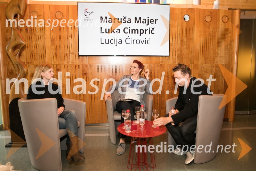  Maruša Majer, igralka;  Lucija Ćirović, stand up komičarka;  Luka Cimprič, igralecMaruša Majer in Luka Cimprič, pogovor na Škrabčevi domačiji