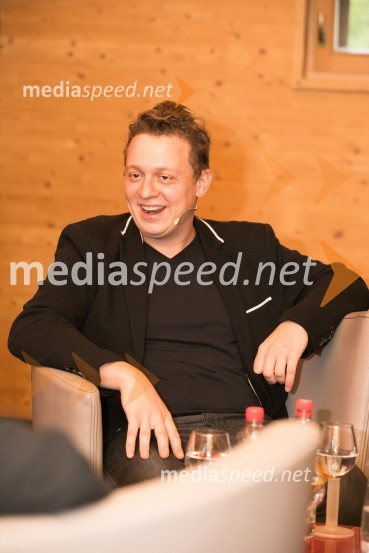  Luka Cimprič, igralecMaruša Majer in Luka Cimprič, pogovor na Škrabčevi domačiji