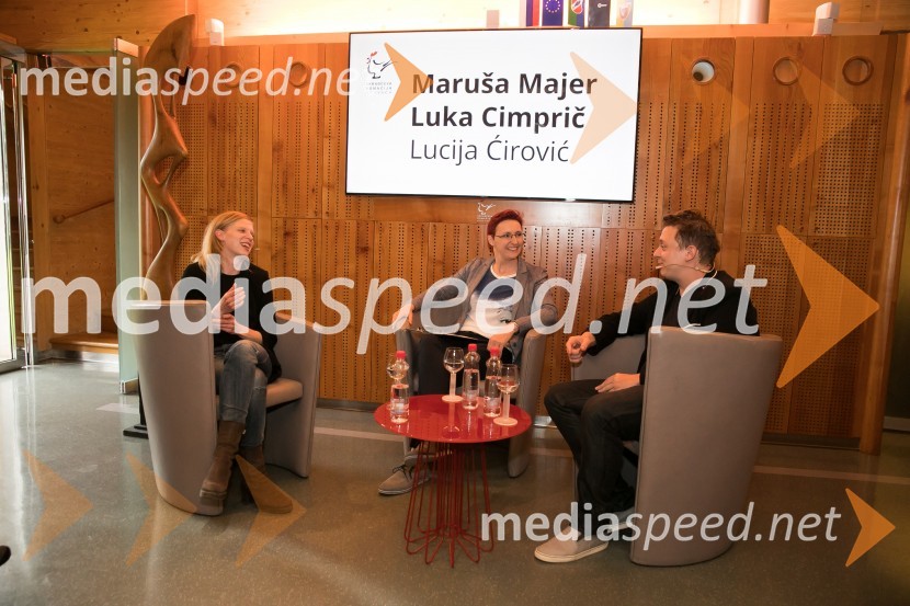 Maruša Majer, igralka;  Lucija Ćirović, stand up komičarka;  Luka Cimprič, igralecMaruša Majer in Luka Cimprič, pogovor na Škrabčevi domačiji