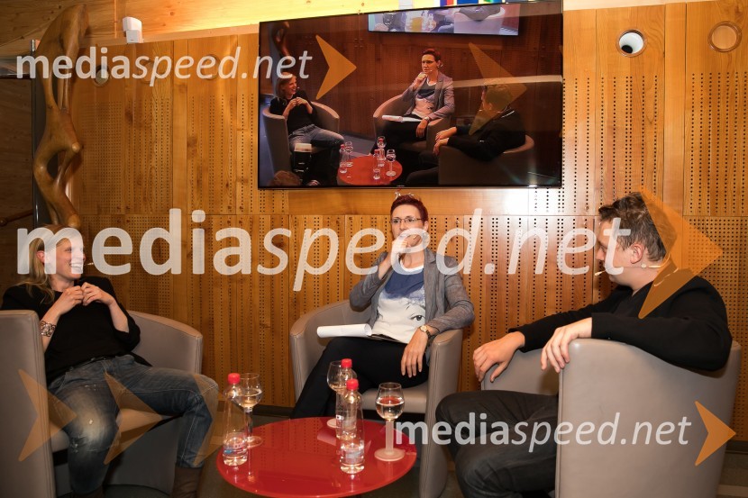 Maruša Majer, igralka;  Lucija Ćirović, stand up komičarka;  Luka Cimprič, igralecMaruša Majer in Luka Cimprič, pogovor na Škrabčevi domačiji