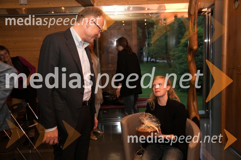  Janez  Škrabec, direktor Riko d.o.o., predsednik Slovensko-ruskega poslovnega sveta, častni konzul Belorusije;  Maruša Majer, igralkaMaruša Majer in Luka Cimprič, pogovor na Škrabčevi domačiji