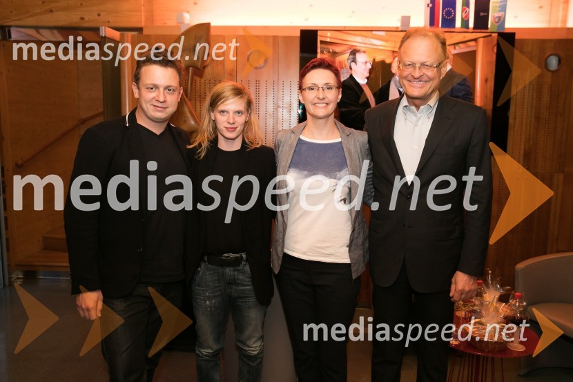  Luka Cimprič, igralec;  Maruša Majer, igralka;  Lucija Ćirović, stand up komičarka;  Janez  Škrabec, direktor Riko d.o.o., predsednik Slovensko-ruskega poslovnega sveta, častni konzul BelorusijeMaruša Majer in Luka Cimprič, pogovor na Škrabčevi domačiji