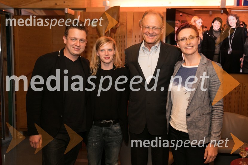  Luka Cimprič, igralec;  Maruša Majer, igralka;  Janez  Škrabec, direktor Riko d.o.o., predsednik Slovensko-ruskega poslovnega sveta, častni konzul Belorusije;  Lucija Ćirović, stand up komičarkaMaruša Majer in Luka Cimprič, pogovor na Škrabčevi domačiji
