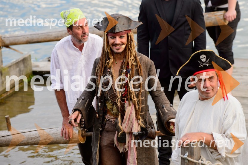   Simon Newton (kot Jack Sparrow), uradni dvojnik Johnnyja DeppaPirati s Karibov otvorili MARIBOX