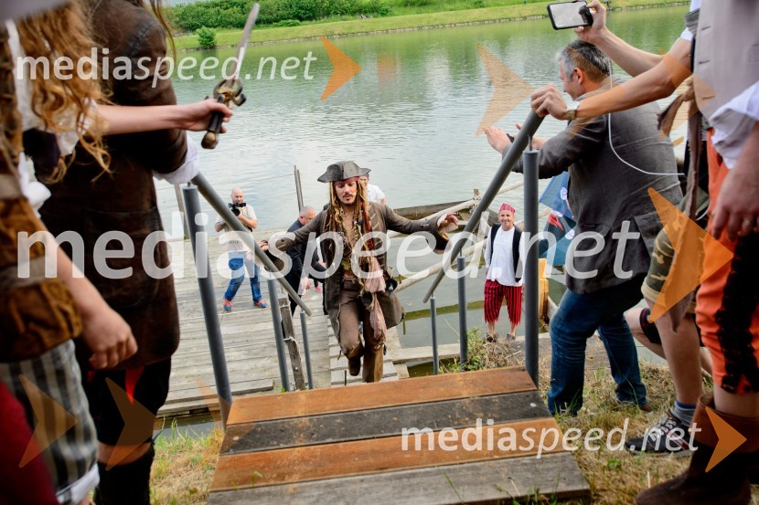   Simon Newton (kot Jack Sparrow), uradni dvojnik Johnnyja DeppaPirati s Karibov otvorili MARIBOX