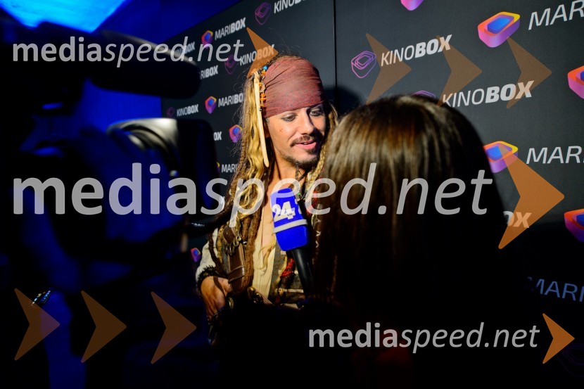   Simon Newton (kot Jack Sparrow), uradni dvojnik Johnnyja DeppaPirati s Karibov otvorili MARIBOX