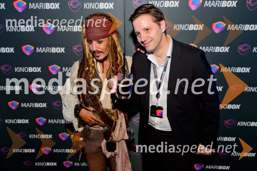   Simon Newton (kot Jack Sparrow), uradni dvojnik Johnnyja Deppa;  Stipe Jerič, direktor družbe Projektor d.o.o.Pirati s Karibov otvorili MARIBOX