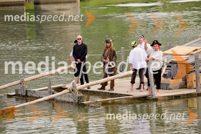   Simon Newton (kot Jack Sparrow), uradni dvojnik Johnnyja DeppaPirati s Karibov otvorili MARIBOX