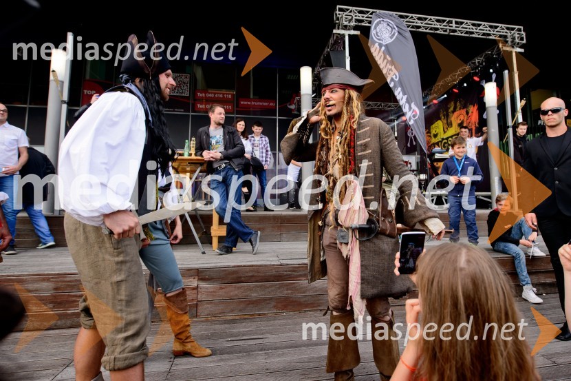  Simon Newton (kot Jack Sparrow), uradni dvojnik Johnnyja DeppaPirati s Karibov otvorili MARIBOX