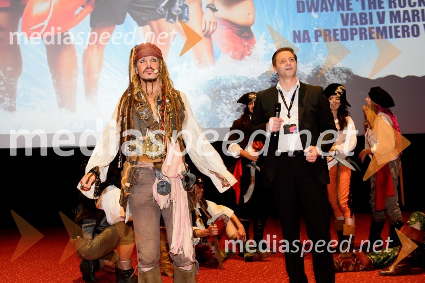   Simon Newton (kot Jack Sparrow), uradni dvojnik Johnnyja Deppa;  Stipe Jerič, direktor družbe Projektor d.o.o.Pirati s Karibov otvorili MARIBOX