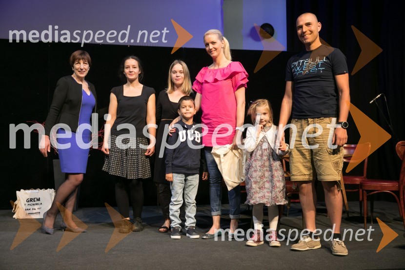  Viktorija  Potočnik, direktorica Pionirskega doma;  Nina  Koželj, profesorica likovne umetnosti in vodja festivala LIKfest;  ... ;  ... 2. LIKfest, zaključna prireditev z izdelavo grafike velikanke