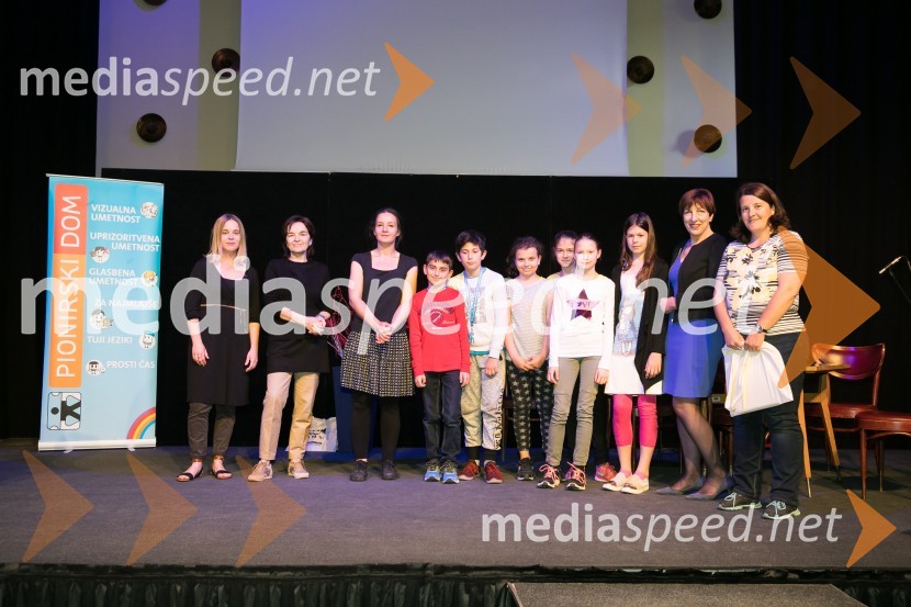  ... ;  ... ;  Nina  Koželj, profesorica likovne umetnosti in vodja festivala LIKfest;  Viktorija  Potočnik, direktorica Pionirskega doma;  ... 2. LIKfest, zaključna prireditev z izdelavo grafike velikanke