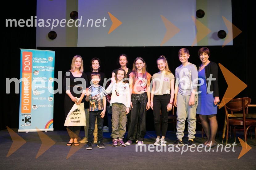  ... ;  ... ;  ... ;  Viktorija  Potočnik, direktorica Pionirskega doma2. LIKfest, zaključna prireditev z izdelavo grafike velikanke