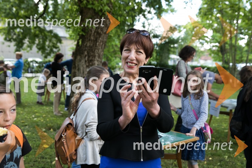  Viktorija  Potočnik, direktorica Pionirskega doma2. LIKfest, zaključna prireditev z izdelavo grafike velikanke