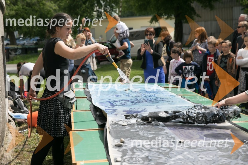  Nina  Koželj, profesorica likovne umetnosti in vodja festivala LIKfest2. LIKfest, zaključna prireditev z izdelavo grafike velikanke