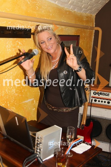 Nika Marolt, krznarka in dekle 6pack Čukurja10. obletnica lokala Patricks Pub