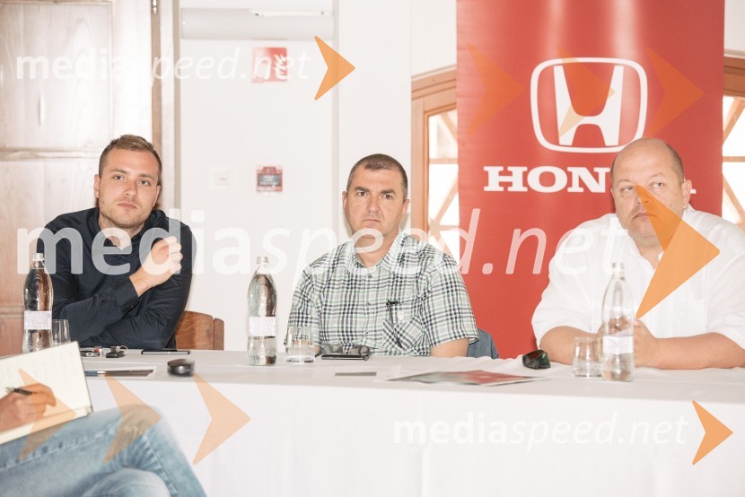  Tilen Lenarčič, prodaja AC Mobil;  ... ;  Dušan  Mikuž, direktor AC MobilHonda Civic Grand, slovenska predstavitev