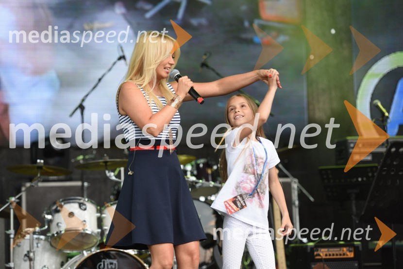  Saša Lendero, pevka, voditeljicaAktualov koncert in največja Roštiljada v Sloveniji