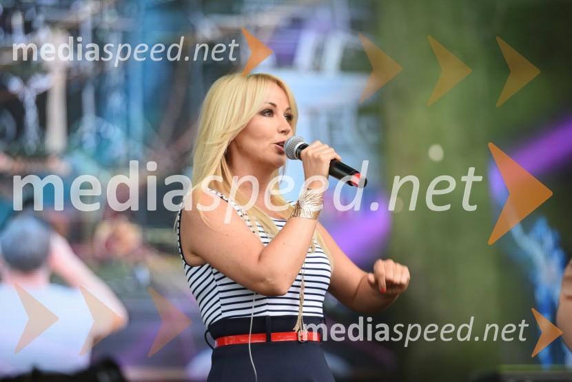  Saša Lendero, pevka, voditeljicaAktualov koncert in največja Roštiljada v Sloveniji