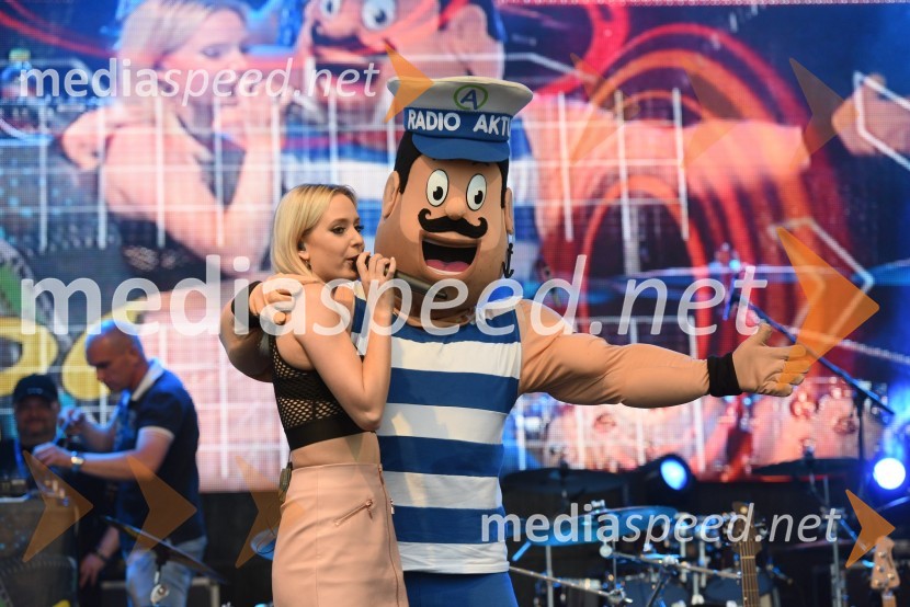  Ines Erbus, pevkaAktualov koncert in največja Roštiljada v Sloveniji