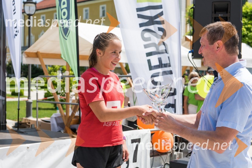  Nika  Škornik, 3. mesto, Afroditin tek, 10 km, ženski; mag. Branko Kidrič, župan, Občina Rogaška Slatina1. Afroditin tek