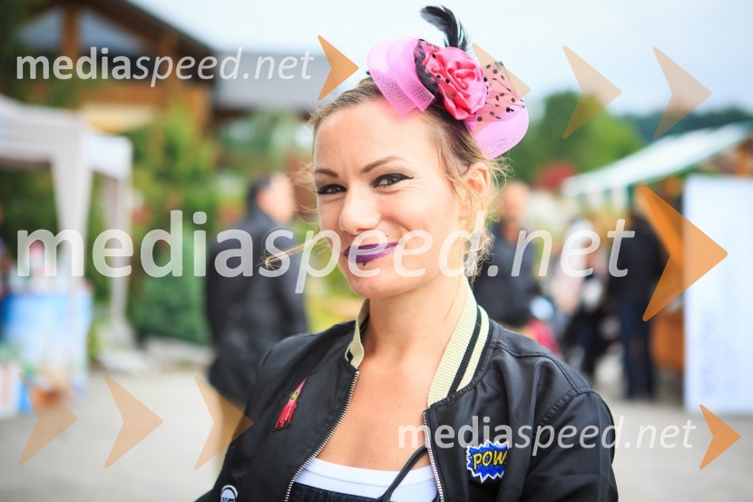  Ana Raščan, voditeljica in novinarka na TV3Zvezde pod klobuki 2017