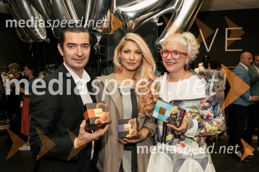  Tomislav Tratnjek, chocoMe;  Lucija Gubenšek, manekenka,  solastnica in brand maneger znamke Susnyara;  Rebeka  Tratnjek Vučko, chocoMePredstavitev kolekcije Nine Šušnjara, SNYR FEMINA