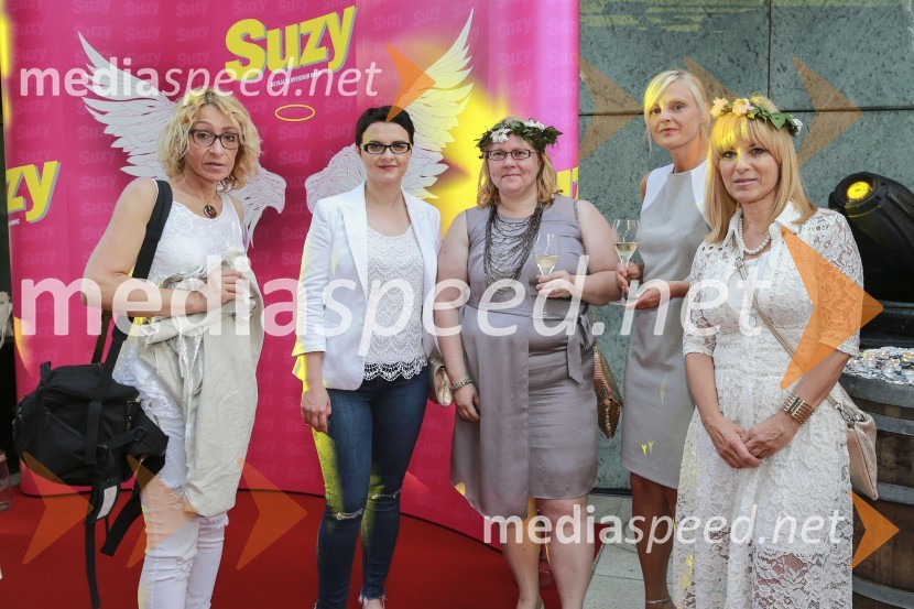  Polona Pirc, novinarka Suzy;  ... ;  Mateja Blažič, novinarka Suzy;  ... ;  Barbra Jermann, urednica revije SuzyVIP druženje pod zvezdami  z revijo Suzy
