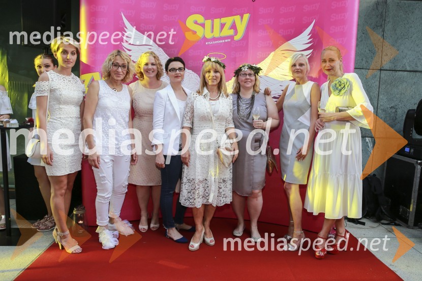  ... ;  Polona Pirc, novinarka;  ... ;  ... ;  Barbra Jermann, urednica revije Suzy;  Mateja Blažič, novinarka Suzy;  Ajda Janovsky, novinarka, Suzy;  Andreja  Freyer, novinarkaVIP druženje pod zvezdami  z revijo Suzy