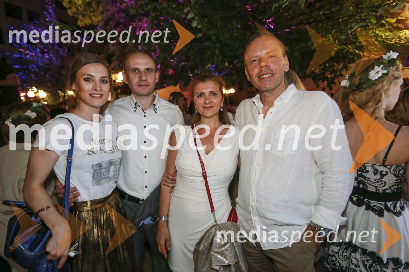  Tadeja Romih, Slovenska ljudska stranka;  Dejan Novakovič, vodja kontrolinga, Delo d.o.o.;  Dolores Podbevšek, direktorica marketinga in PR, Delo d.o.o.;  Bogdan Romih, direktor tiskarne, Delo d.o.o.VIP druženje pod zvezdami  z revijo Suzy
