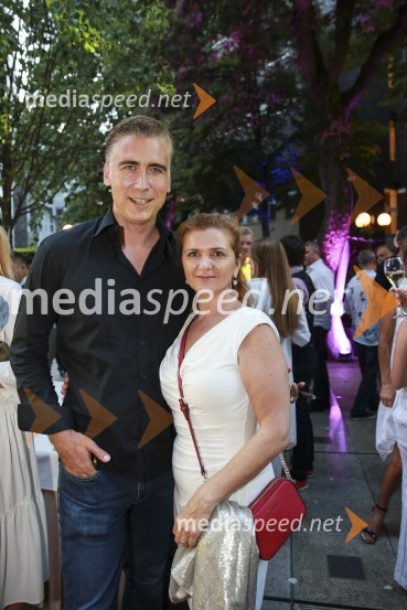  Jan Plestenjak, pevec;  Dolores Podbevšek, direktorica marketinga in PR, Delo d.o.o.VIP druženje pod zvezdami  z revijo Suzy