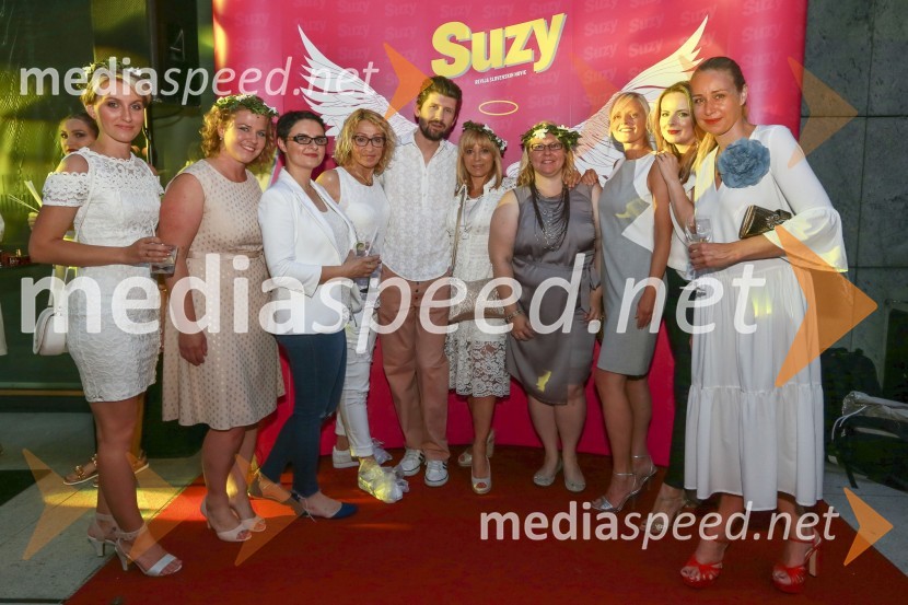  ... ;  ... ;  ... ;  Polona Pirc, novinarka;  Tomaž  Mihelič, novinar;  Barbra Jermann, urednica revije Suzy;  Mateja Blažič, novinarka Suzy;  ... ;  ... ;  Andreja  Freyer, novinarkaVIP druženje pod zvezdami  z revijo Suzy