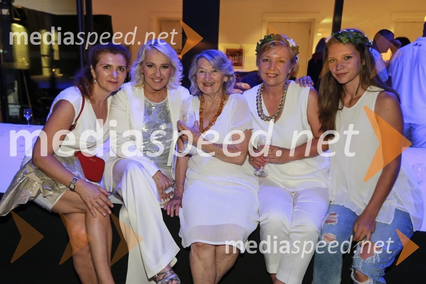 Dolores Podbevšek, direktorica marketinga in PR, Delo d.o.o.;  Alenka Godec, pevka;  Albina Podbevšek Adamič, novinarka;   Darja  Groznik, odgovorna urednica 1. programa Radia Slovenija, predsednica ZPMS;  ... VIP druženje pod zvezdami  z revijo Suzy