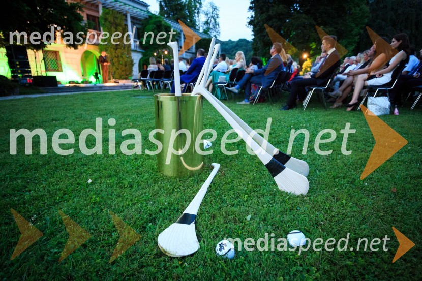 Rekviziti tradicionalnega Irskega športa hurleyKresna noč 2017