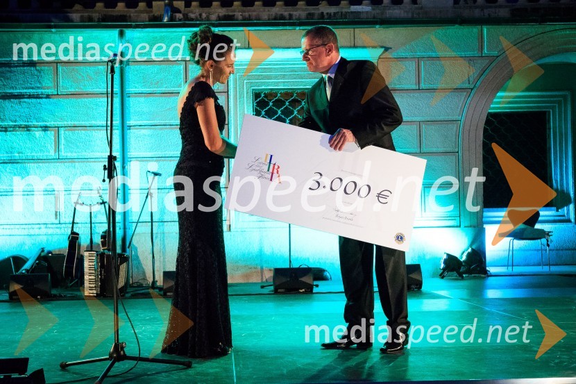  Spomenka Valušnik, društvo Vesele nogice;  Bojan Brank, predsednik Lions kluba Ljubljana IliriaKresna noč 2017