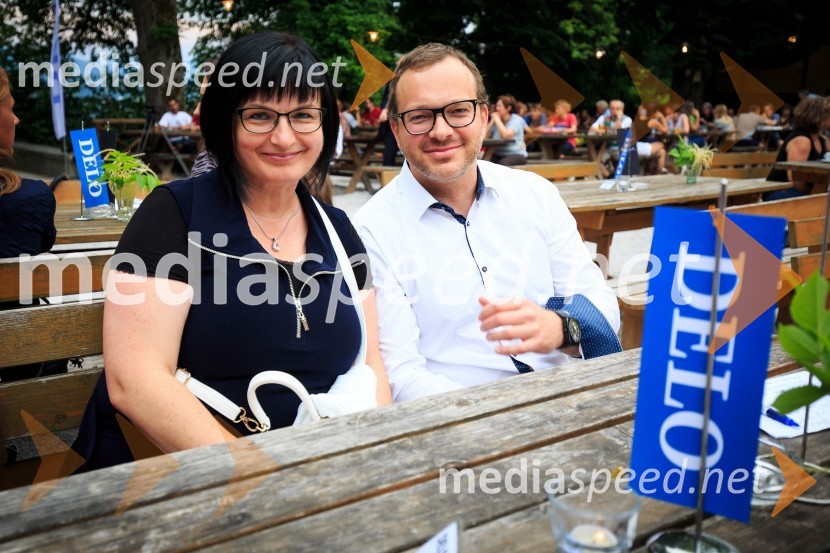  Nataša  Luša, prokuristka, Delo d.o.o.;  Gregor Knafelc, v. d. odgovornega urednika, DeloDobitnik Delove nagrade kresnik 2017 je Goran Vojnović