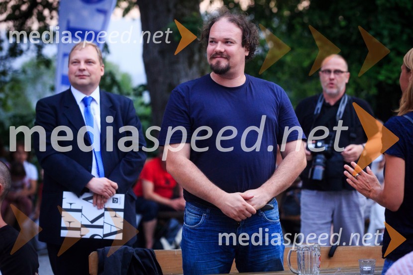 dr. Tone Smolej, profesor z Oddelka za primerjalno književnost in literarno teorijo ljubljanske filozofske fakultete; dr. Alen Albin  Širca, profesor z Oddelka za primerjalno književnost in literarno teorijo Filozofske fakultete v LjubljaniDobitnik Delove nagrade kresnik 2017 je Goran Vojnović
