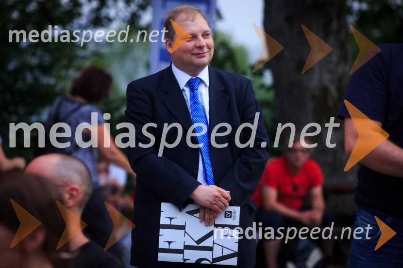 dr. Tone Smolej, profesor z Oddelka za primerjalno književnost in literarno teorijo ljubljanske filozofske fakulteteDobitnik Delove nagrade kresnik 2017 je Goran Vojnović