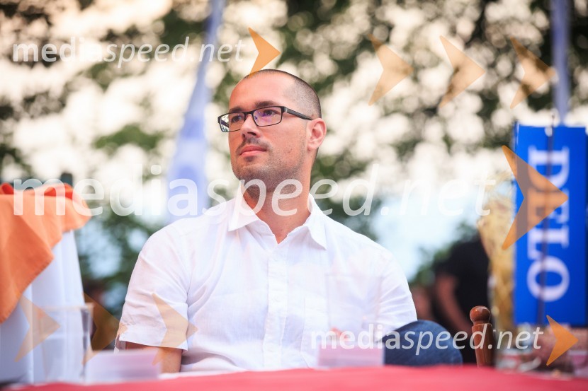  Tomo  Podstenšek, pisateljDobitnik Delove nagrade kresnik 2017 je Goran Vojnović