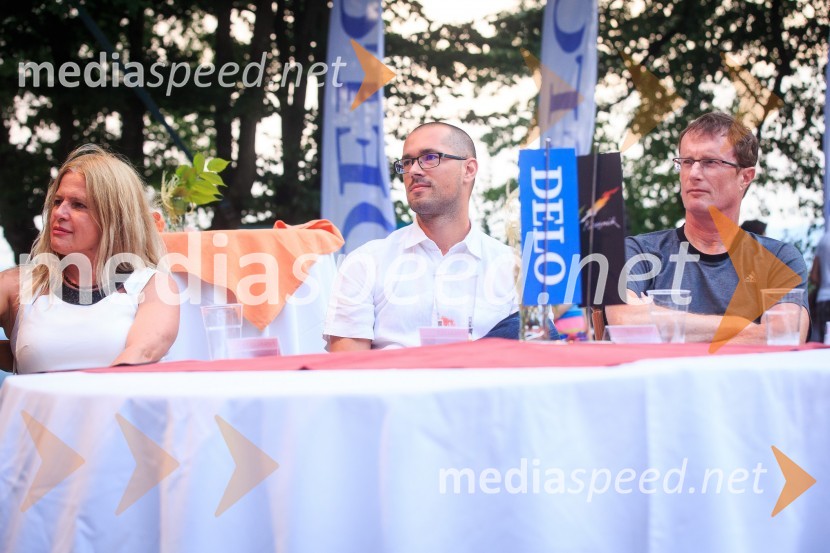  Mojca Kumerdej, pisateljica, filozofinja in publicistka;  Tomo  Podstenšek, pisatelj;  Tadej  Golob, pisateljDobitnik Delove nagrade kresnik 2017 je Goran Vojnović