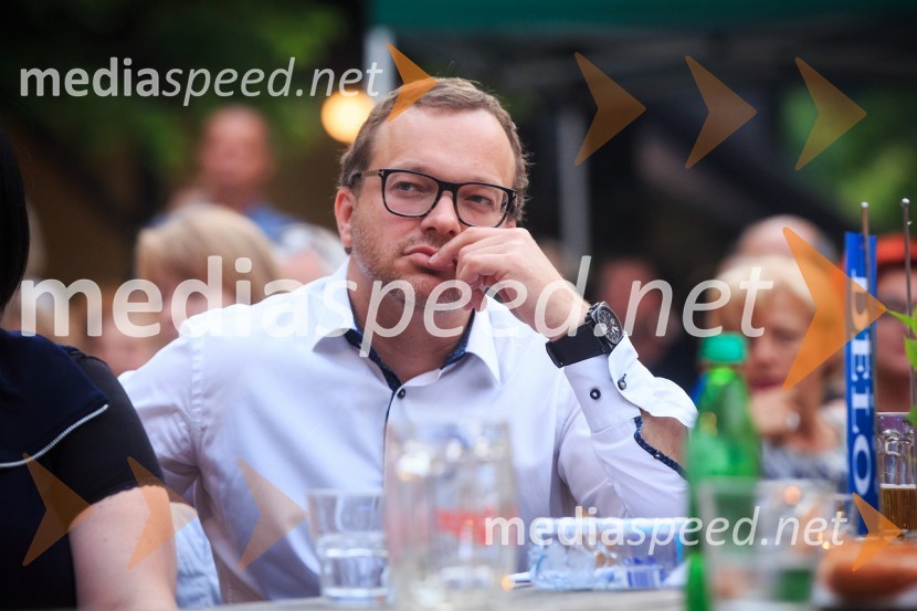  Gregor Knafelc, v. d. odgovornega urednika, DeloDobitnik Delove nagrade kresnik 2017 je Goran Vojnović