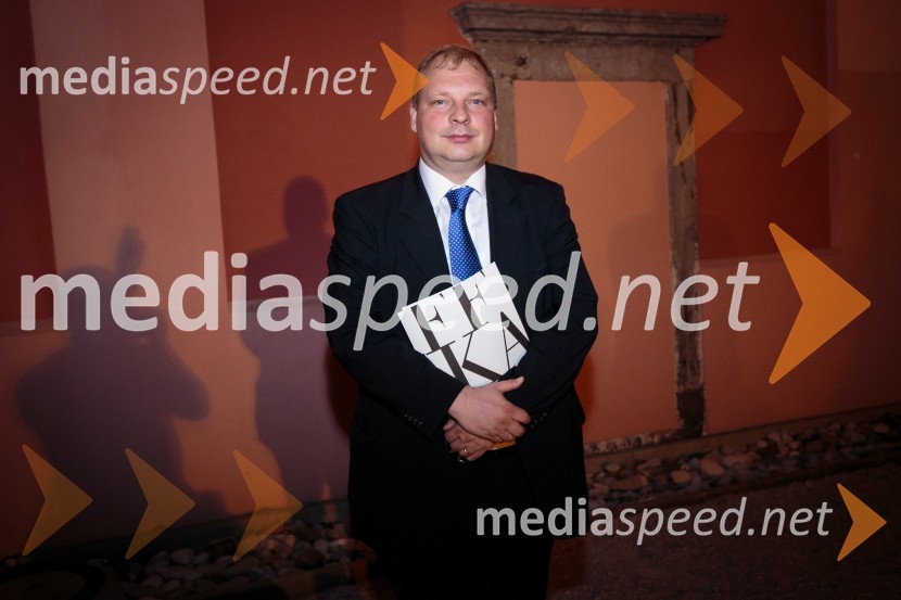 dr. Tone Smolej, profesor z Oddelka za primerjalno književnost in literarno teorijo ljubljanske filozofske fakulteteDobitnik Delove nagrade kresnik 2017 je Goran Vojnović