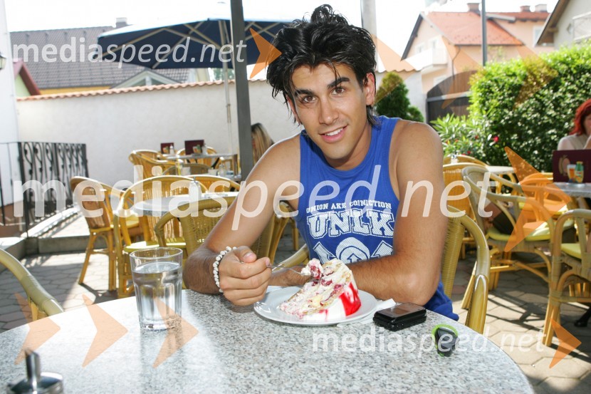 Domen Kumer ima najraje torto Amaretto z višnjami iz Pohorske kavarneDomen Kumer