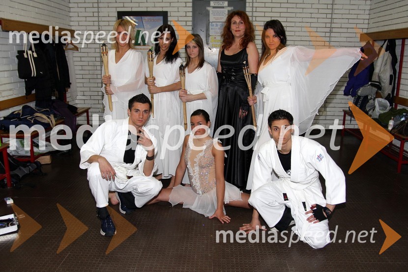 Satya dance, plesna skupinaParada humorja 2008