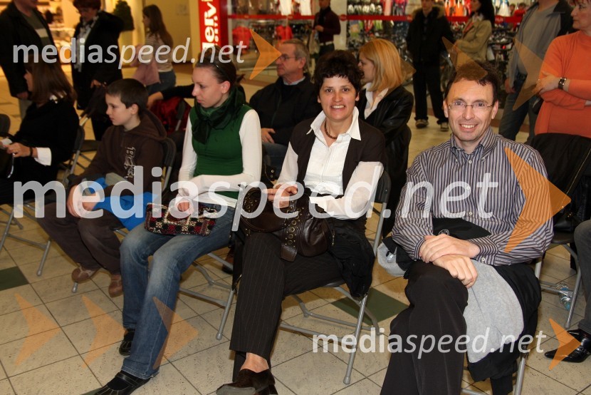 Vlado Vedlin (z desne), direktor mariborskega Europarka z življenjsko sopotnico Valerijo LipovecModna revija Simply the best v Europarku